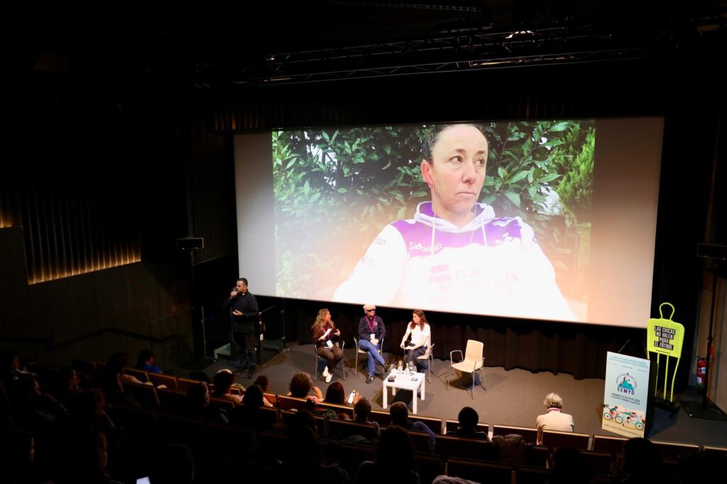 Foto general de la mesa redonda de Jaione con Maite y Nahia junto con Ruth por videoconferencia