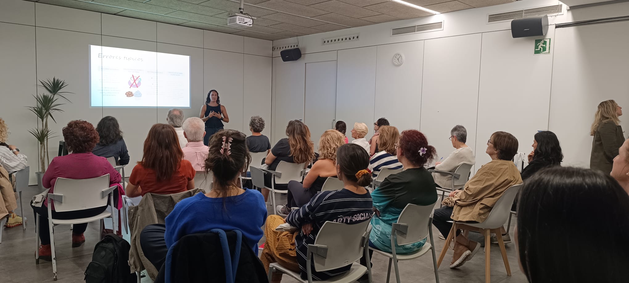 Daniela impartiendo la charla