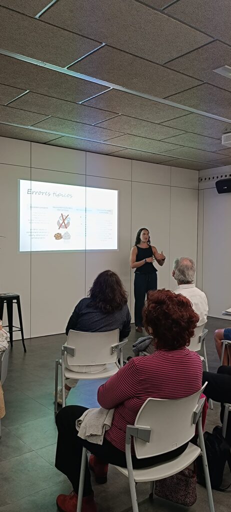 Daniela impartiendo la charla
