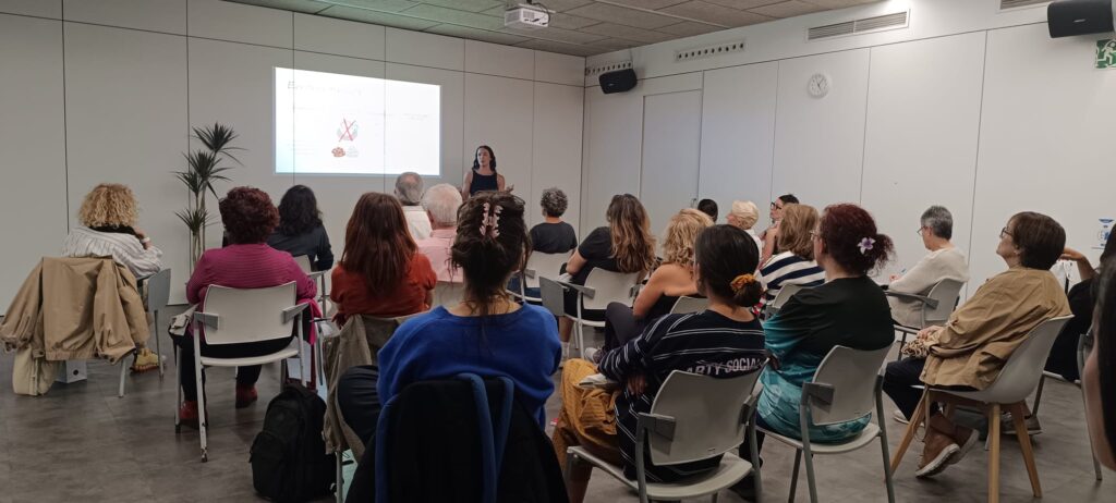 Daniela impartiendo la charla